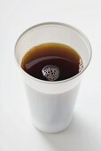 Schwarzer Kaffee im Plastikbecher