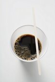 Schwarzer Kaffee im Plastikbecher (Draufsicht)