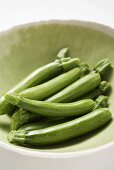 Frische Zucchini in grüner Schale