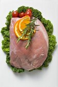 Frisches Schweinefleisch, garniert