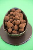 Halbes Schokoladenei, gefüllt mit kleinen Trüffeln
