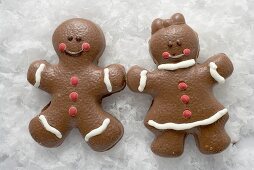 Zwei weihnachtliche Schokoladenlebkuchenfiguren im Schnee