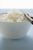 Schale Reis mit Essstäbchen