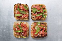 Bruschetta mit Tomatensalsa und Basilikum