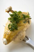 Hähnchenbrust mit frittierter Petersilie auf Fleischgabel