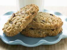 Chocolate Chip Cookies vor Glas Milch