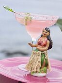 Rosafarbener Cocktail, Deko: Tänzerinfigur aus Hawaii