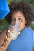 Frau trinkt Limonade beim Gartenfest