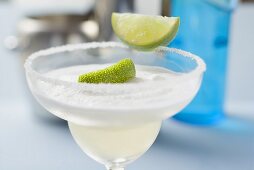 Margarita mit Limetten im Glas mit Salzrand