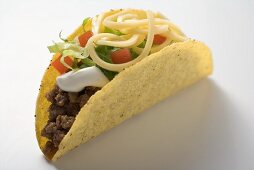 Taco mit Hackfleisch, Blattsalat, Käse und saurer Sahne