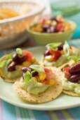 Tortillachips mit Guacamole und Salsa