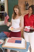 Zwei Frauen mit Kuchen und Kaffee am 4th of July (USA)