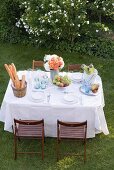 Gedeckter Tisch im Garten für ein Sommerfest
