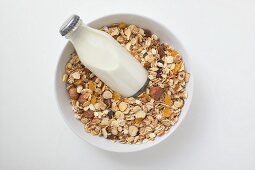Cerealien und Flasche Milch