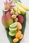 Verschiedene exotische Früchte auf Bananenblatt