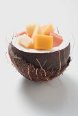Exotischer Fruchtsalat in ausgehöhlter Kokosnuss