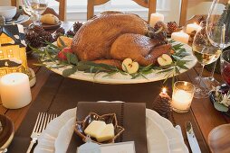 Gebratener Turkey am weihnachtlich gedeckten Tisch (USA)
