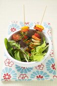 Blattsalat mit bunten Gemüsespiesschen