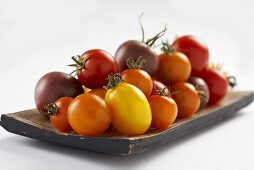 Tomaten in verschiedenen Farben auf Holzteller