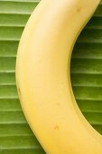 Eine Banane auf Blatt (Ausschnitt)