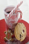 Weihnachtsgetränk mit Zuckerstangen und Cookies