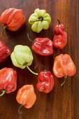 Bunte Habanero Chilischoten auf Holzuntergrund