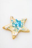Ein Sternplätzchen, verziert mit blauem Zucker