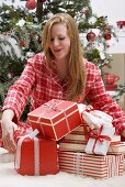 Frau freut sich über viele Weihnachtsgeschenke