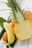 Exotisches Früchtestilleben mit Ananas