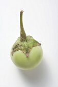 Eine grüne Miniaubergine