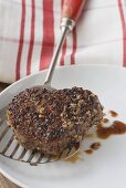 Pfeffersteak auf Pfannenwender am Teller