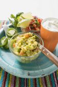 Guacamole, Salsa und Sour Cream auf Teller (Mexiko)