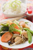 Gebratenes Gemüse mit Reis und Sojasauce (Asien)