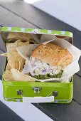 Lunchbox mit Hähnchensandwich und Chips