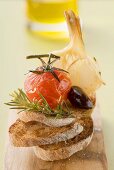 Gebratene Kirschtomate, Olive und Knoblauch auf Röstbrot