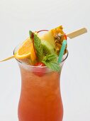 Cocktail mit exotischem Früchtespiess