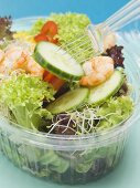 Gemischter Blattsalat mit Gemüse und Garnelen zum Mitnehmen