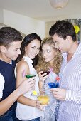 Junge Leute trinken Cocktails auf einer Party