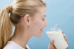 Junge Frau mit einem Glas Milch