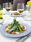 Spargel-Spinat-Salat mit Wachtelei, Croûtons und Käsedressing