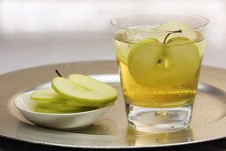 Cider with vanilla and apple slices