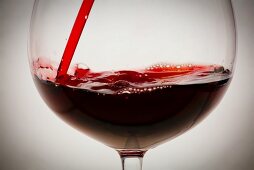 Rotwein in Glas einschenken