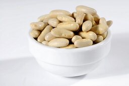 Cannellini beans in ceramic bowl