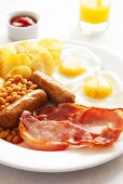 Englisches Frühstück mit Orangensaft und Ketchup