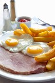 Ham and Eggs mit Pommes frites