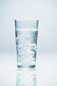 Ouzo im Glas mit Eiswürfeln