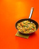 Gemüse Chop Suey mit Nudeln und Walnüssen in einer Pfanne