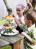 Kinder beim Smorgasbord-Buffet im Garten (Schweden)