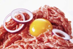 Minced meat with onions and egg yolk