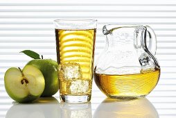 Apfelsaft im Glas und Glaskrug